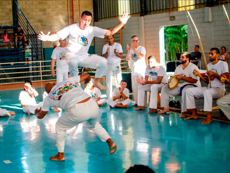 Um mestre, uma história, uma paixão chamada capoeira. Mestre Paraíba em cena.